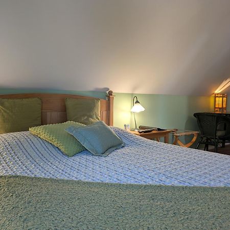 Au Saut Du Lit Bed & Breakfast Magog Exterior photo