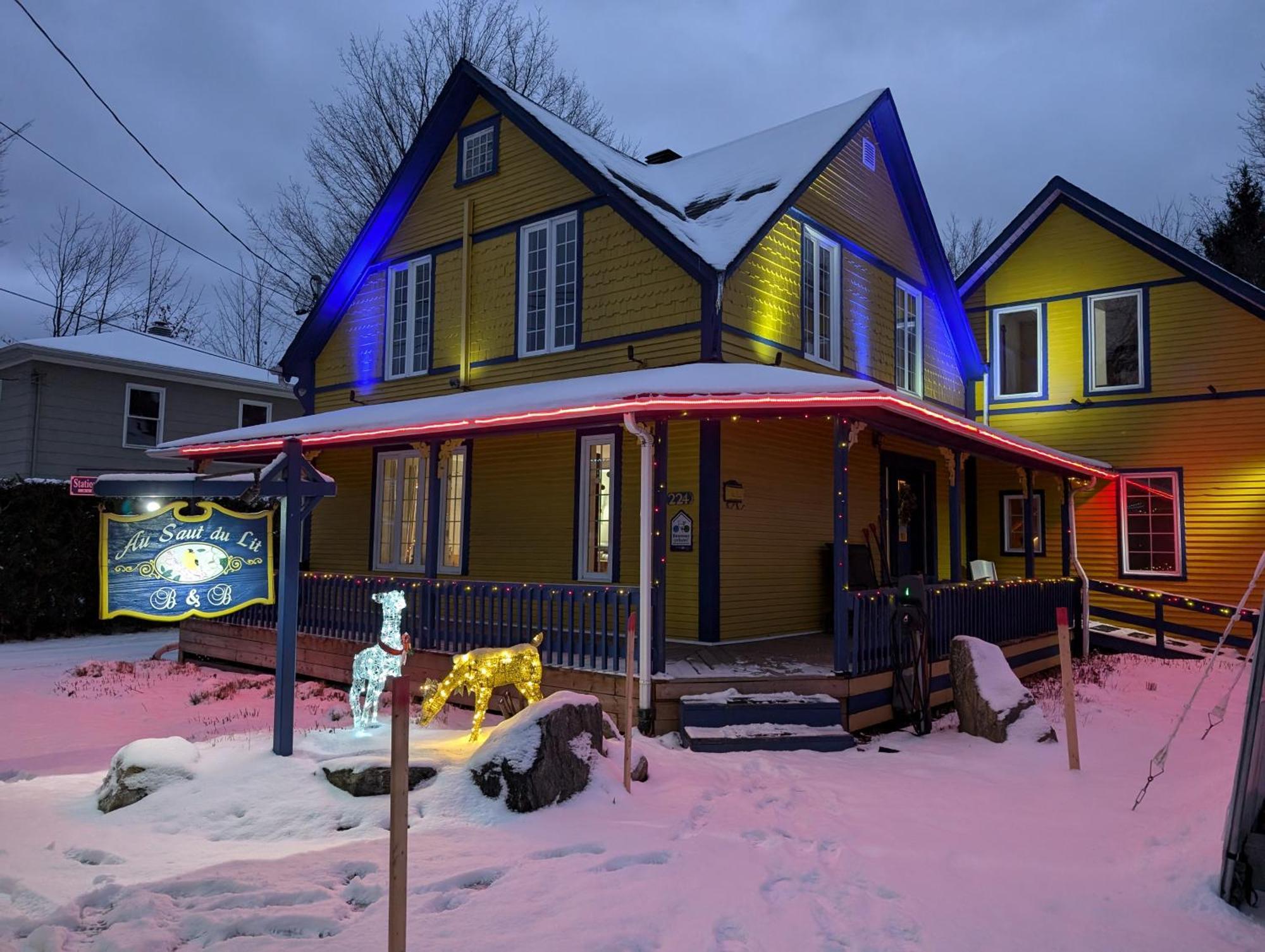 Au Saut Du Lit Bed & Breakfast Magog Exterior photo