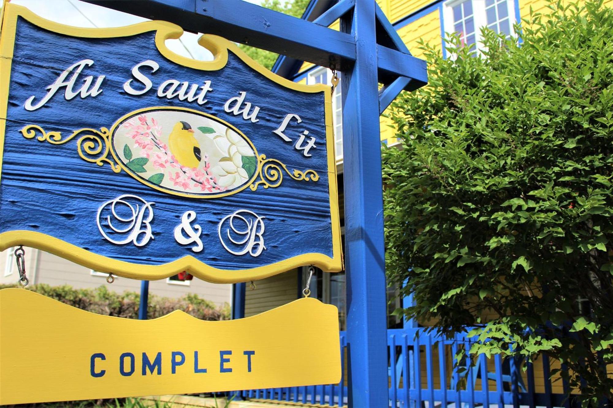 Au Saut Du Lit Bed & Breakfast Magog Exterior photo