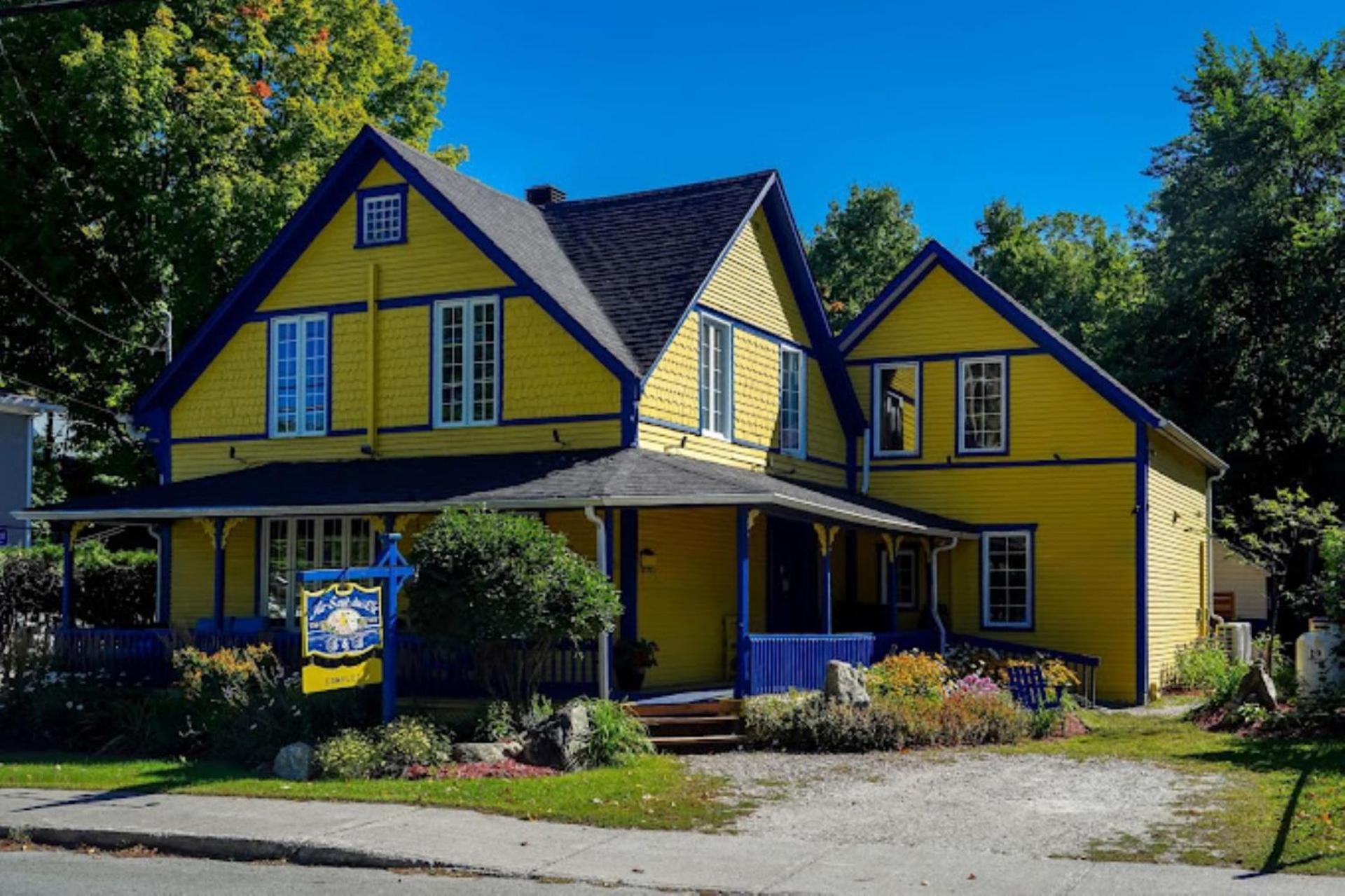 Au Saut Du Lit Bed & Breakfast Magog Exterior photo
