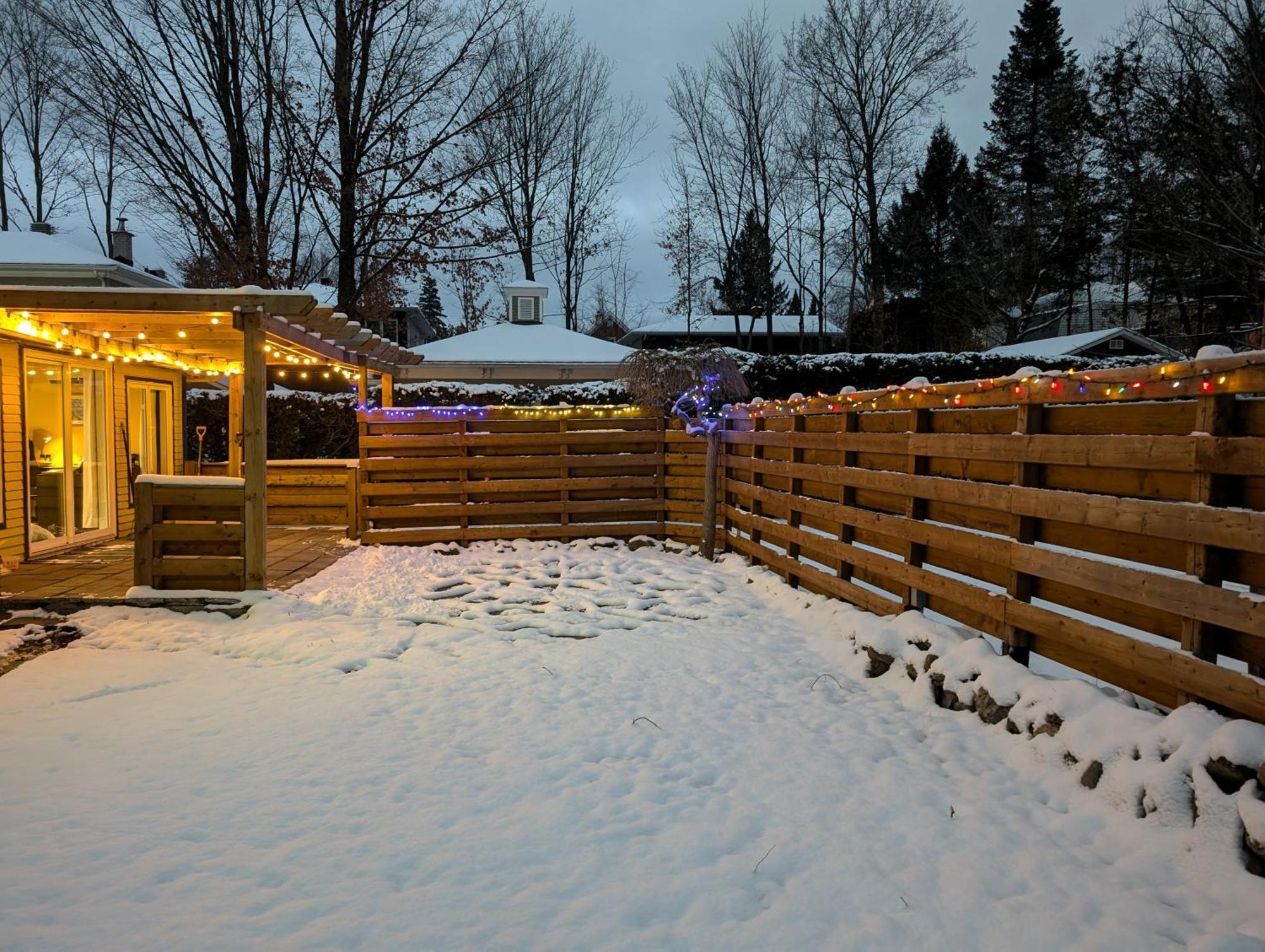 Au Saut Du Lit Bed & Breakfast Magog Exterior photo
