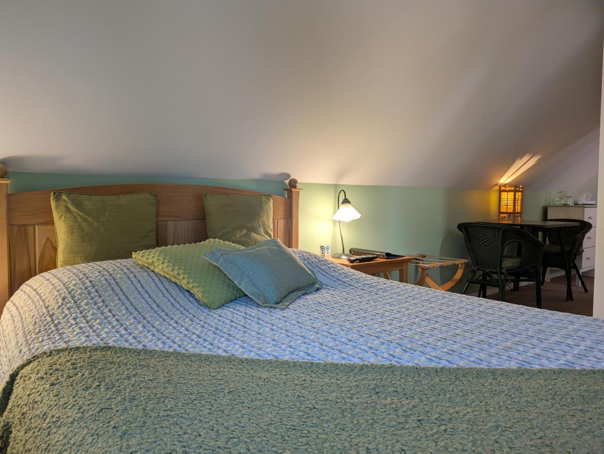 Au Saut Du Lit Bed & Breakfast Magog Exterior photo