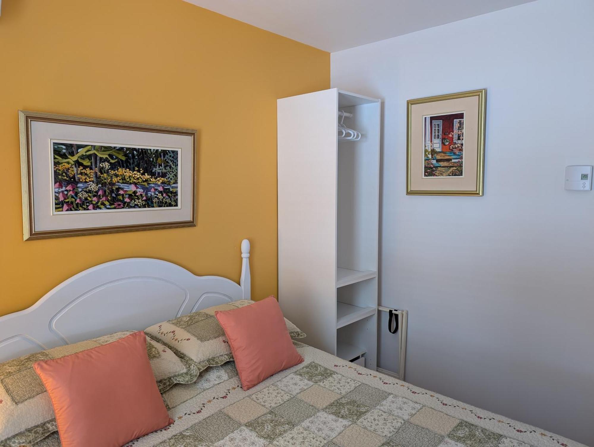 Au Saut Du Lit Bed & Breakfast Magog Exterior photo