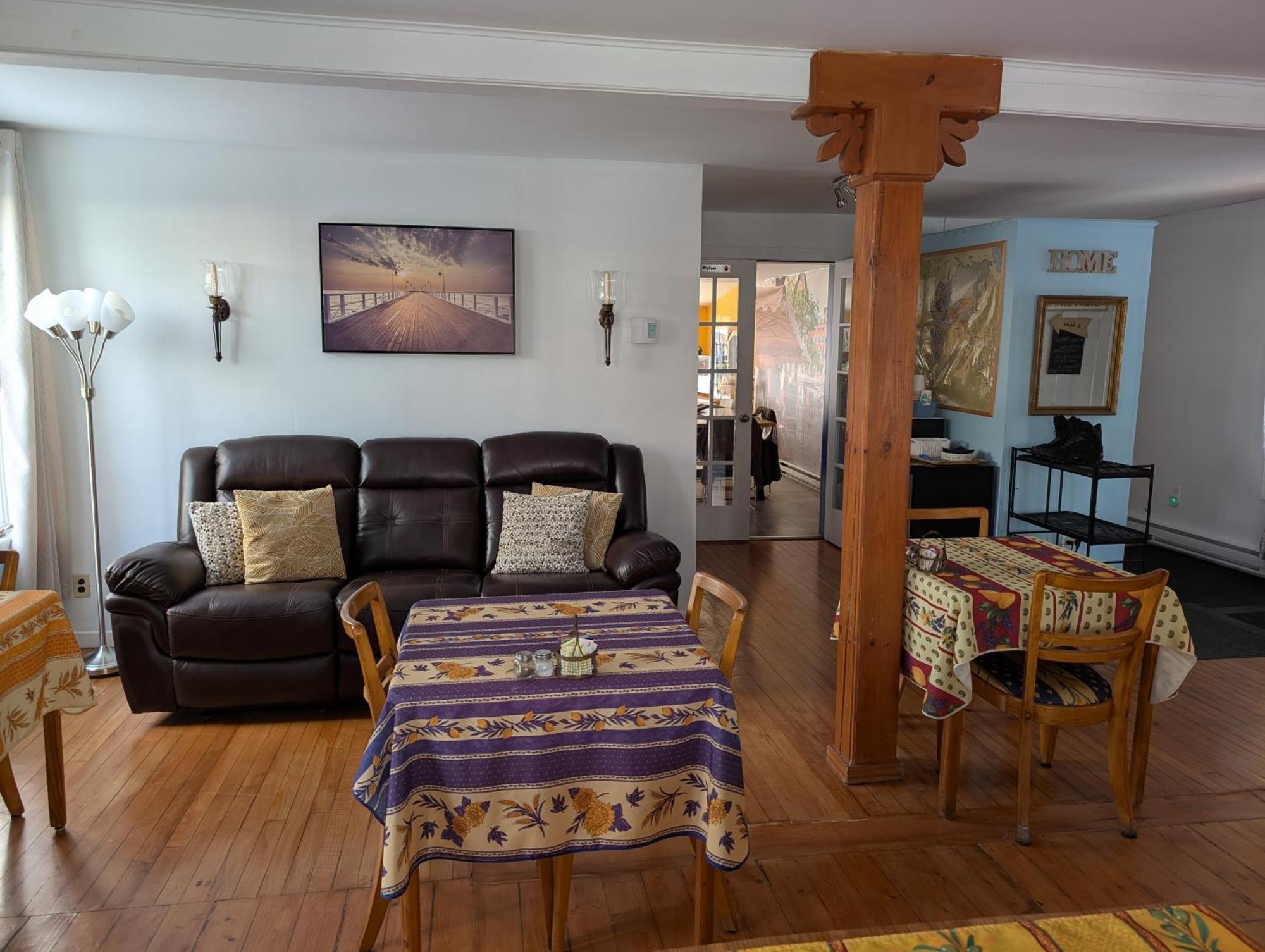 Au Saut Du Lit Bed & Breakfast Magog Exterior photo
