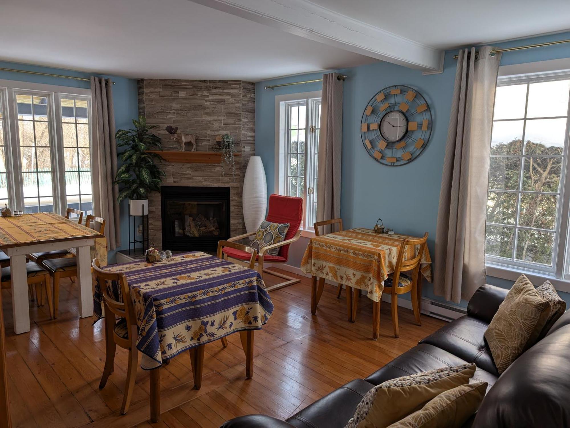 Au Saut Du Lit Bed & Breakfast Magog Exterior photo