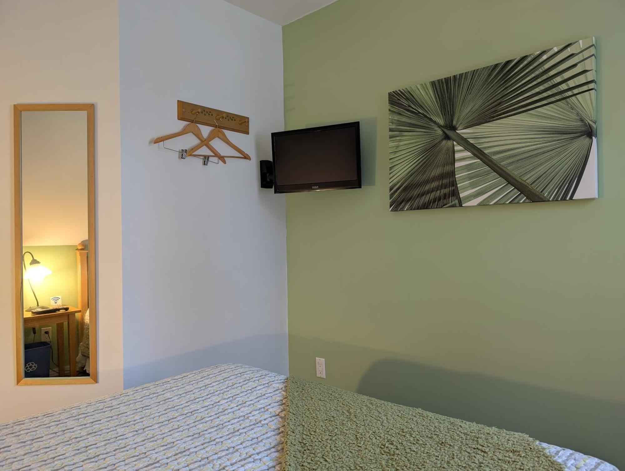 Au Saut Du Lit Bed & Breakfast Magog Exterior photo