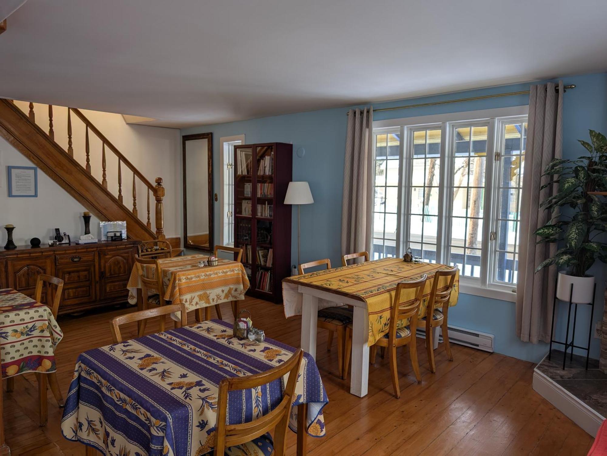 Au Saut Du Lit Bed & Breakfast Magog Exterior photo
