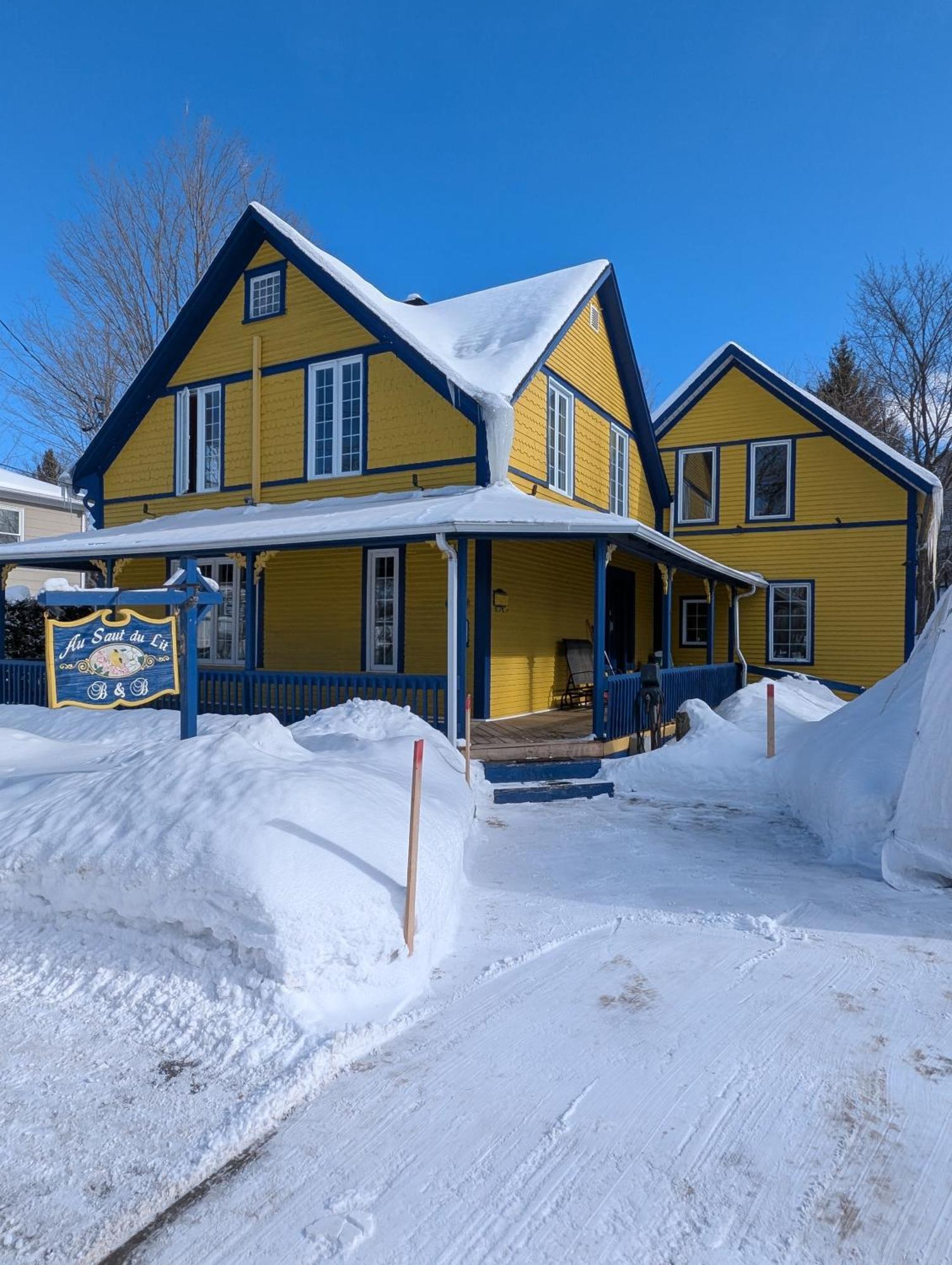 Au Saut Du Lit Bed & Breakfast Magog Exterior photo