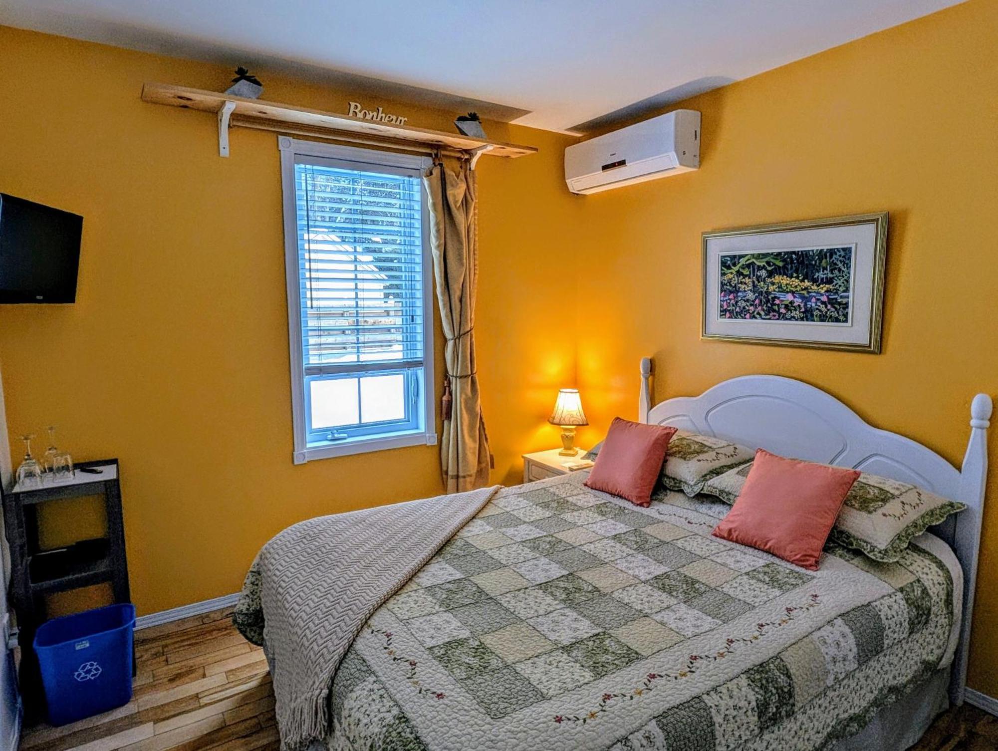 Au Saut Du Lit Bed & Breakfast Magog Exterior photo
