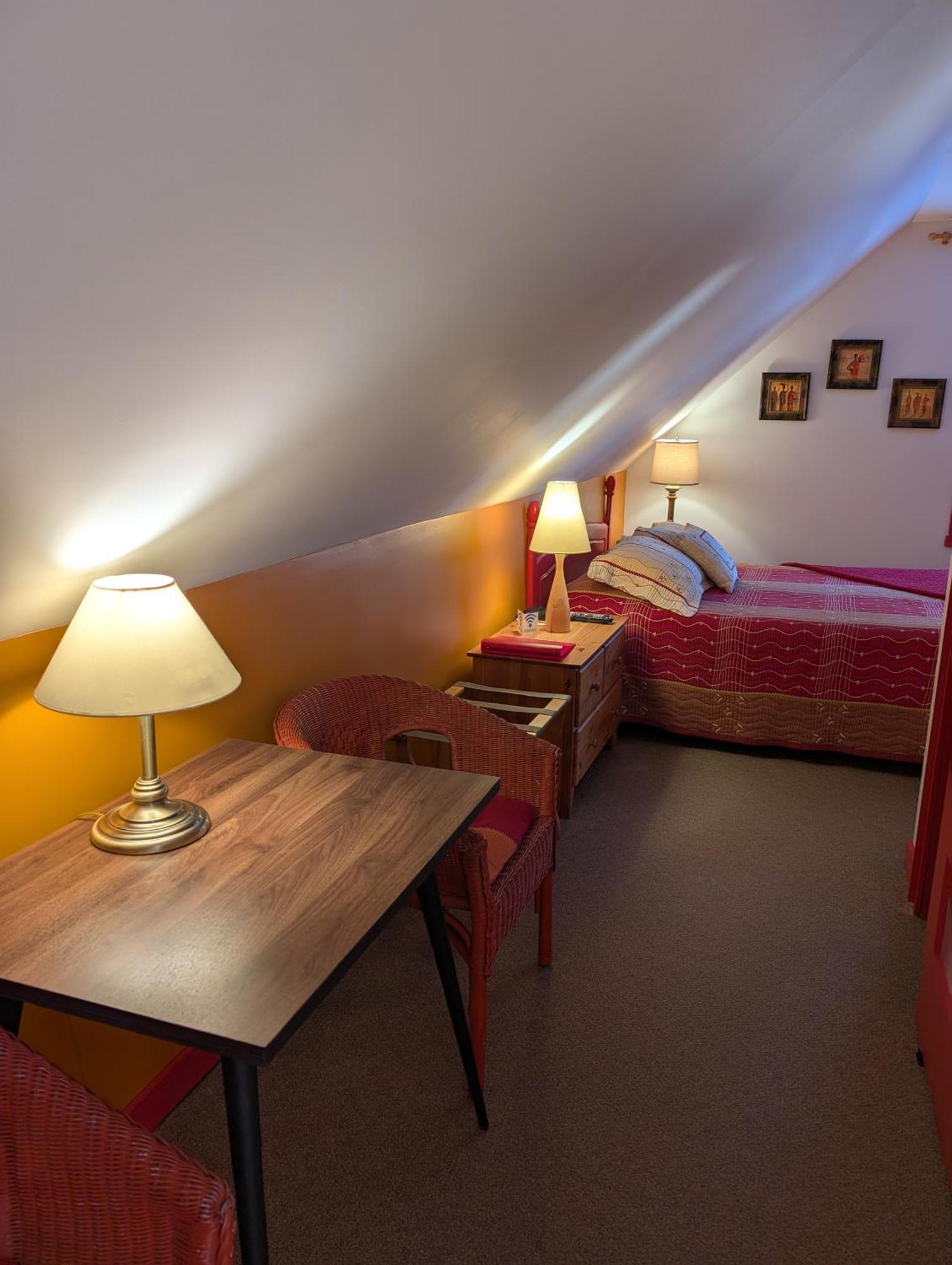 Au Saut Du Lit Bed & Breakfast Magog Exterior photo