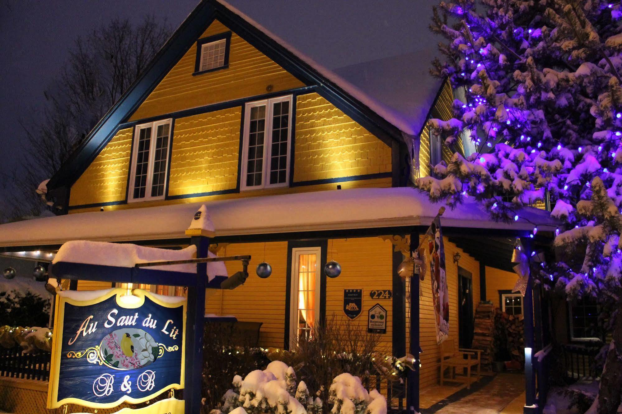 Au Saut Du Lit Bed & Breakfast Magog Exterior photo