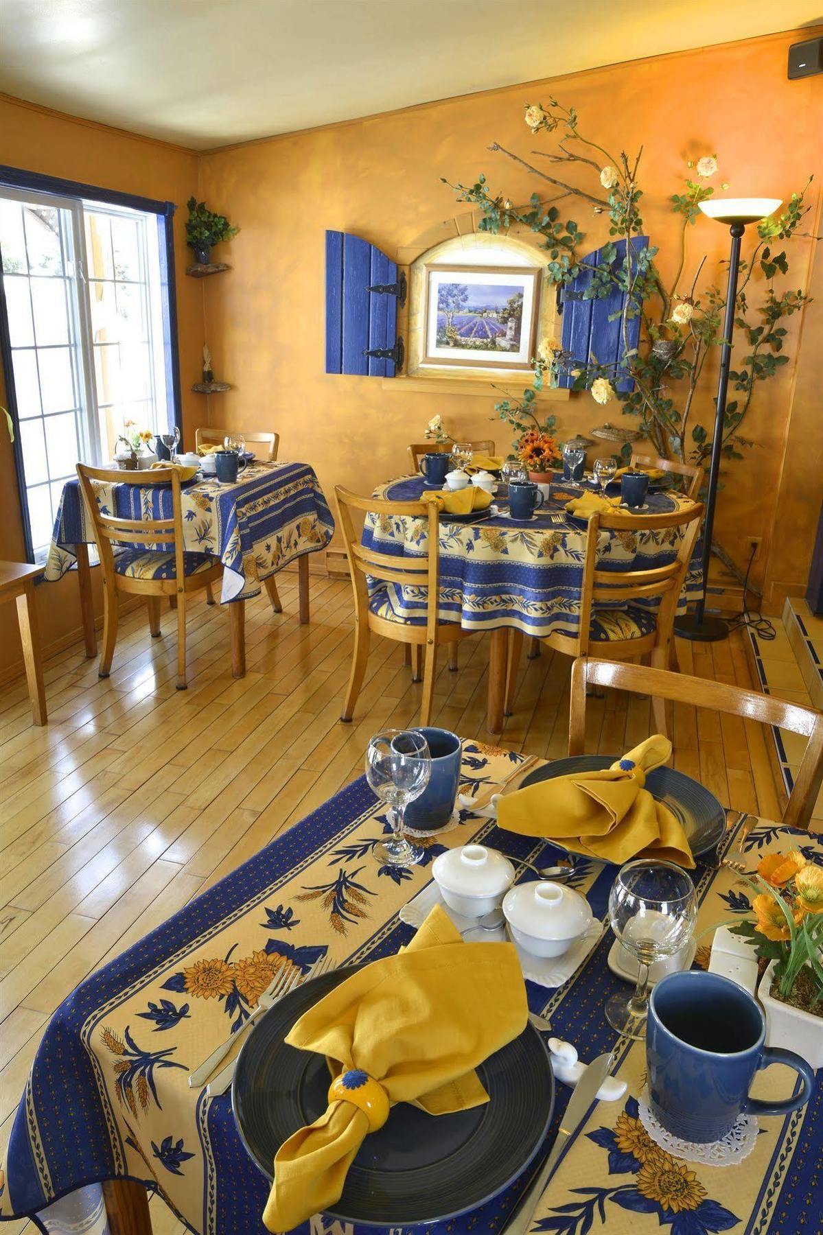 Au Saut Du Lit Bed & Breakfast Magog Exterior photo