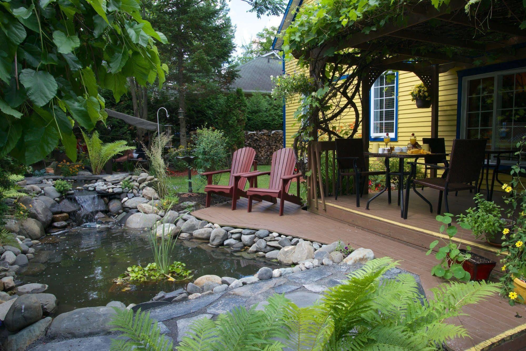 Au Saut Du Lit Bed & Breakfast Magog Exterior photo