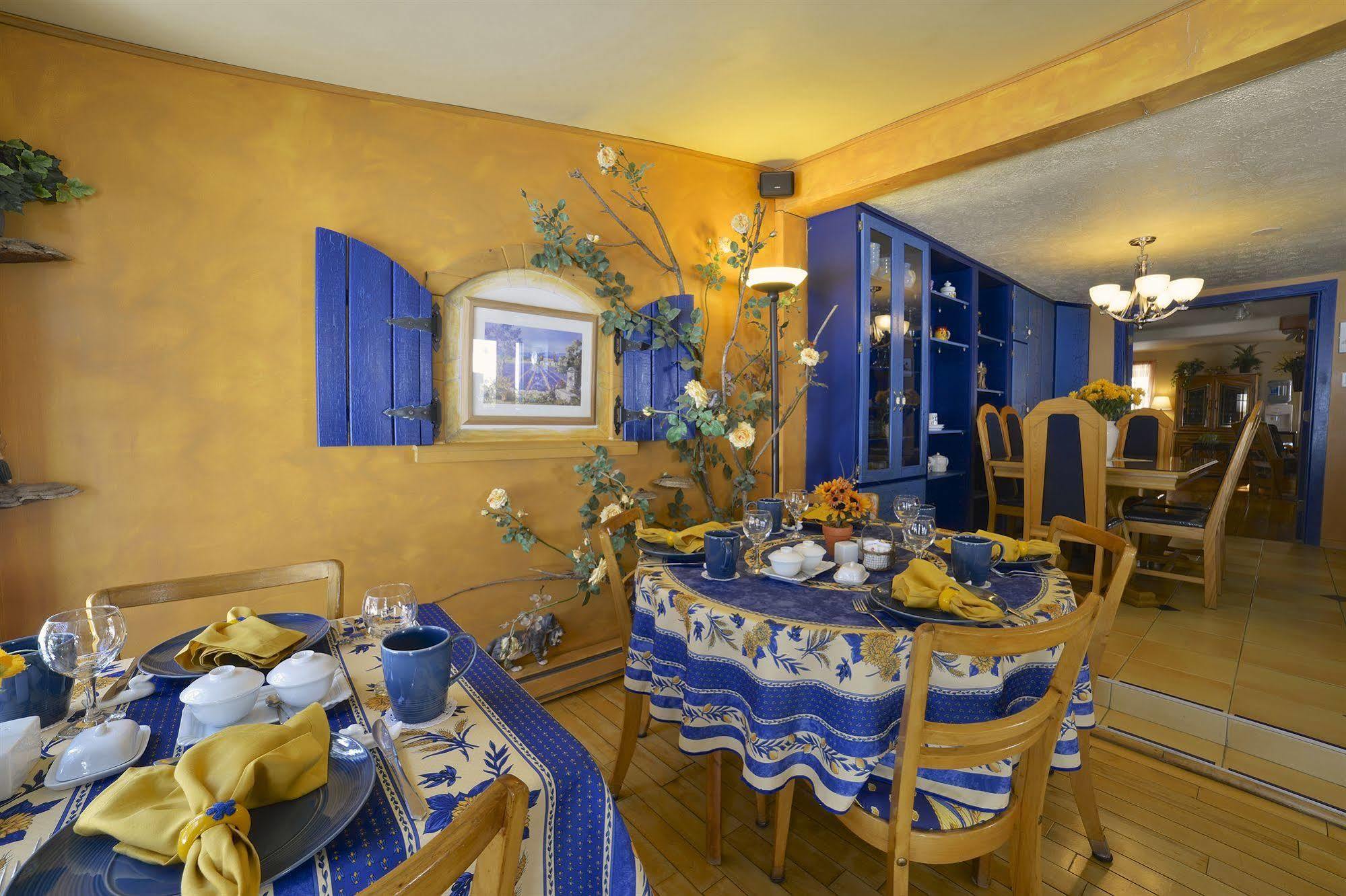 Au Saut Du Lit Bed & Breakfast Magog Exterior photo