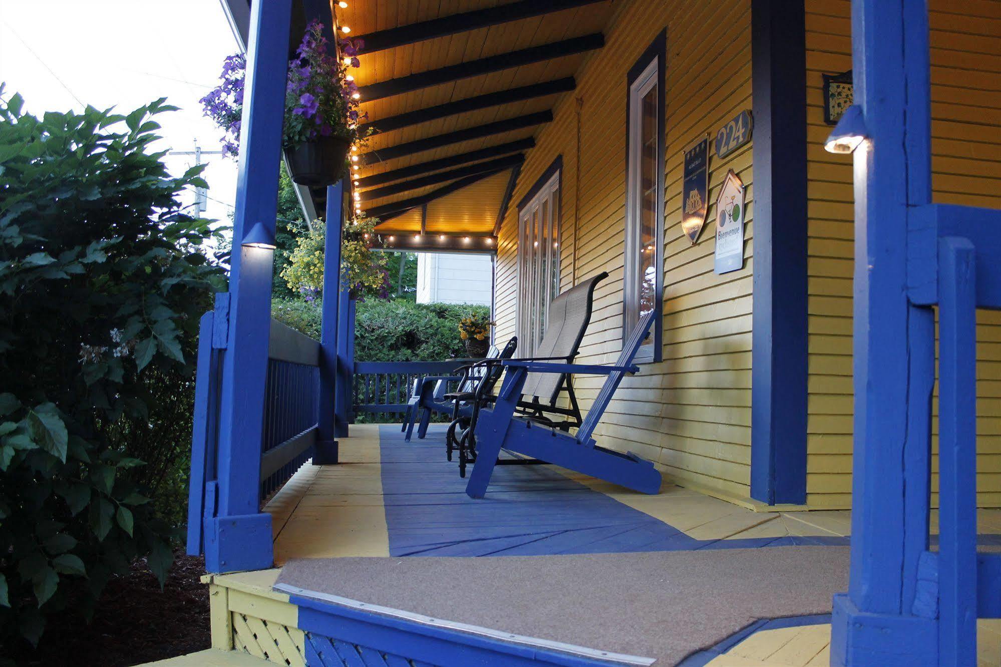 Au Saut Du Lit Bed & Breakfast Magog Exterior photo