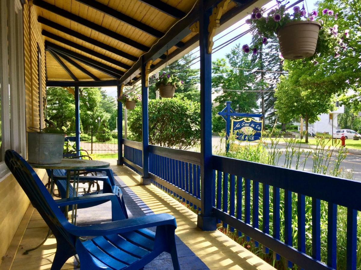 Au Saut Du Lit Bed & Breakfast Magog Exterior photo